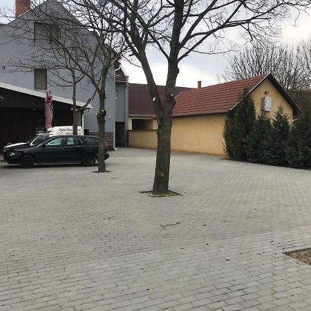 مبيت وإفطار Balmazújváros Kerekes Panzio Es Etterem المظهر الخارجي الصورة