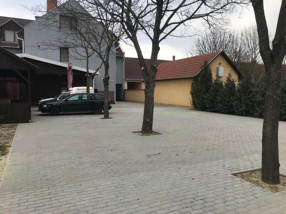 مبيت وإفطار Balmazújváros Kerekes Panzio Es Etterem المظهر الخارجي الصورة