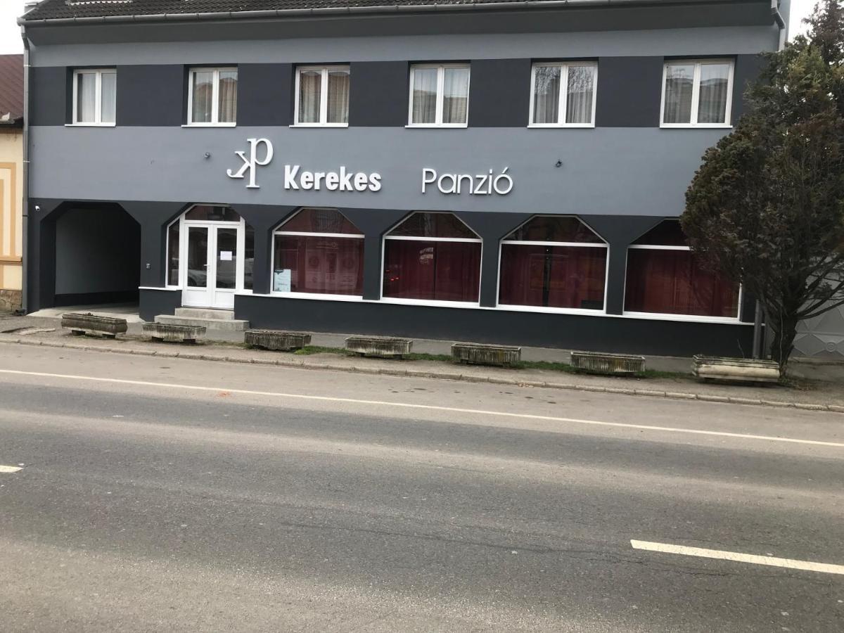 مبيت وإفطار Balmazújváros Kerekes Panzio Es Etterem المظهر الخارجي الصورة